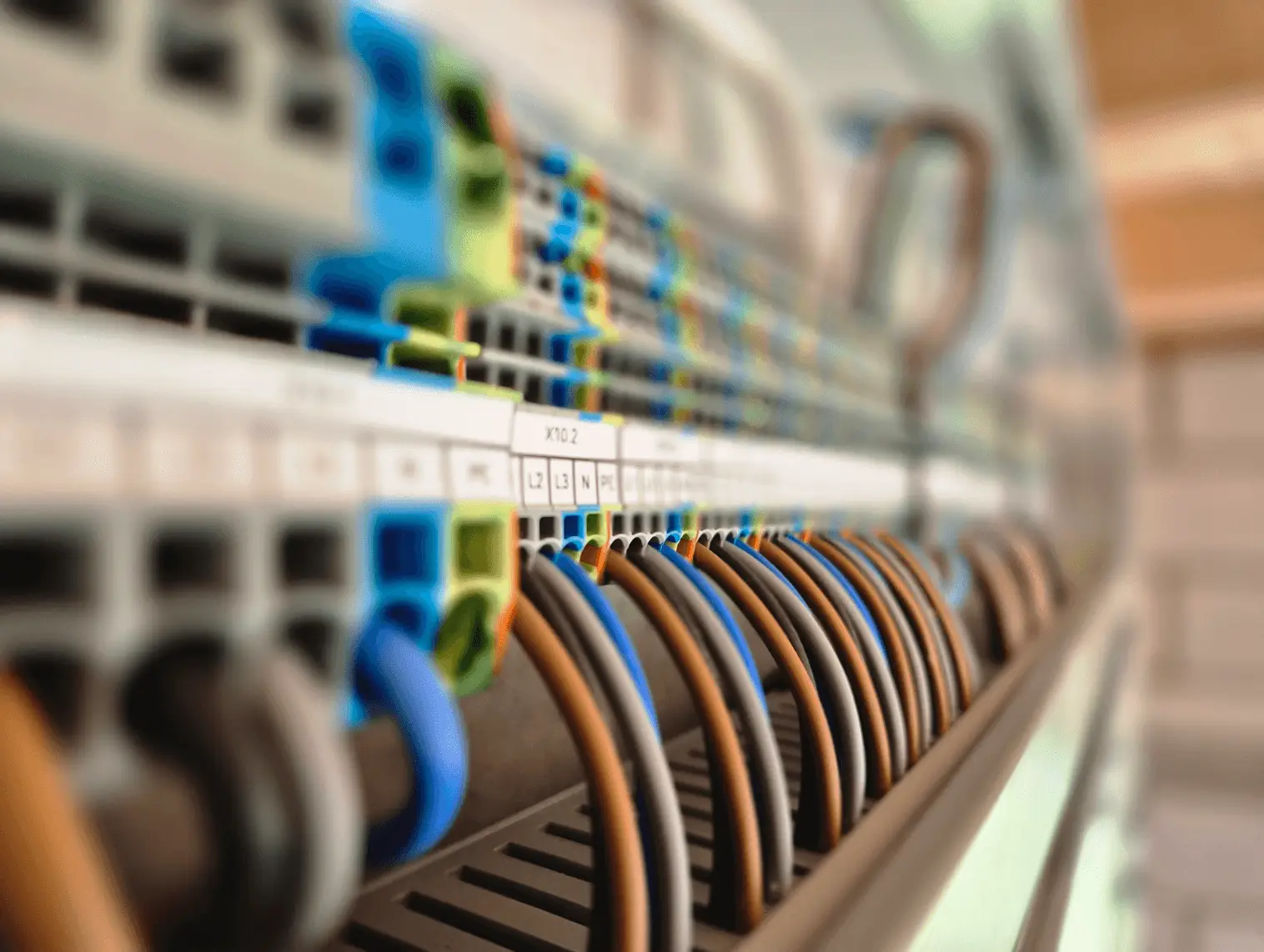 Farbige Kabel und Klemmen in einem Elektro-Schaltschrank