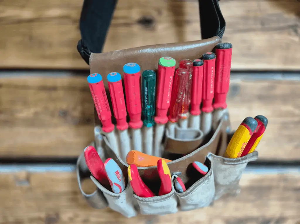 Werkzeugtasche mit Schraubenziehern für Elektroinstallation