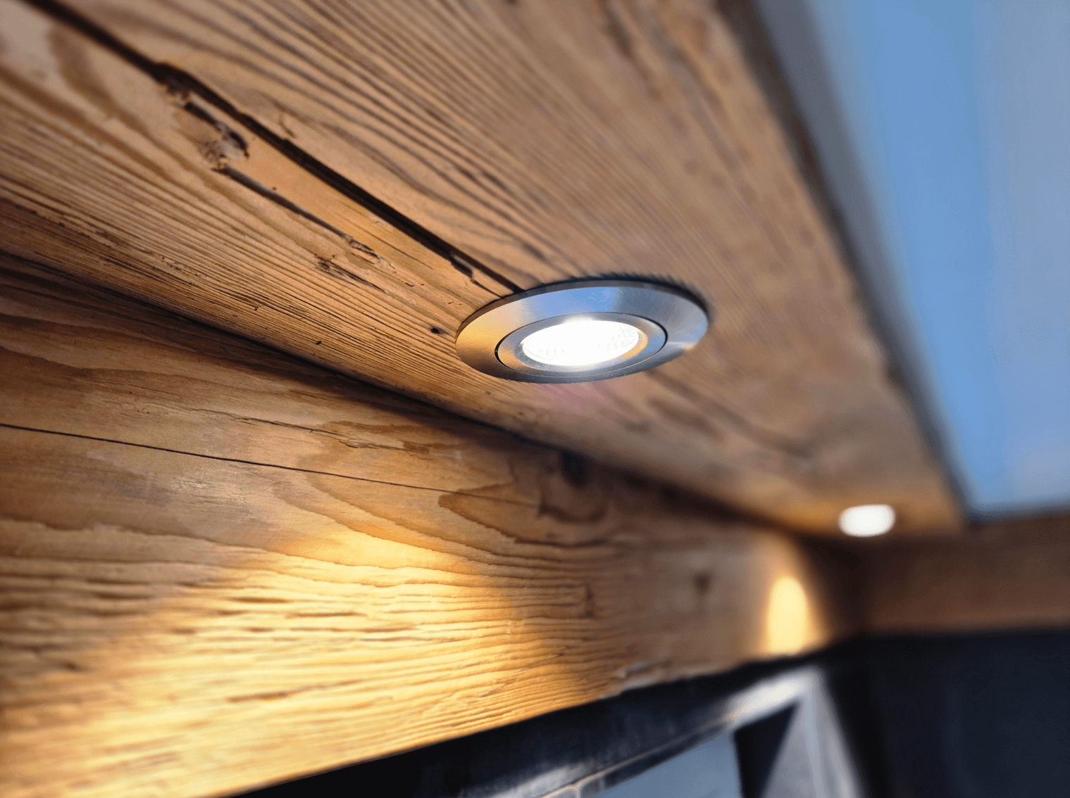 Einbau-Deckenspot in einer Holzdecke