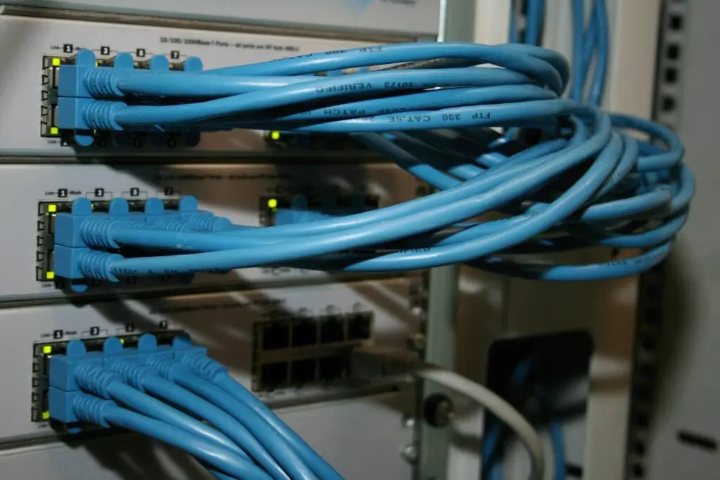 Blaue Netzwerkkabel in einem Patchfeld im Serverrack